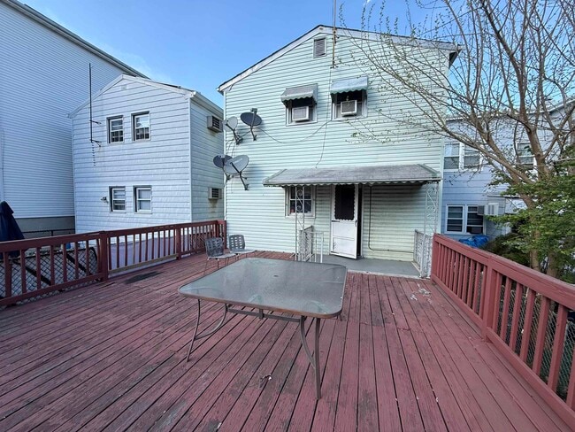 Building Photo - 36 W 9th St