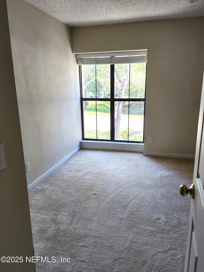 Building Photo - 2802 Wood Hill Dr