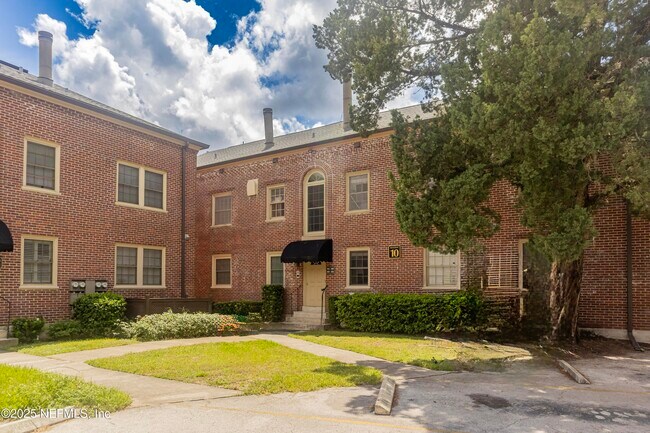 Building Photo - 842 Cedar St