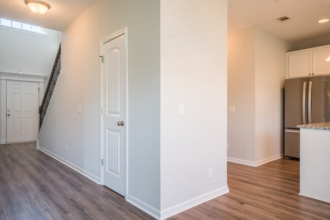 Building Photo - 647 Red Oak Ln