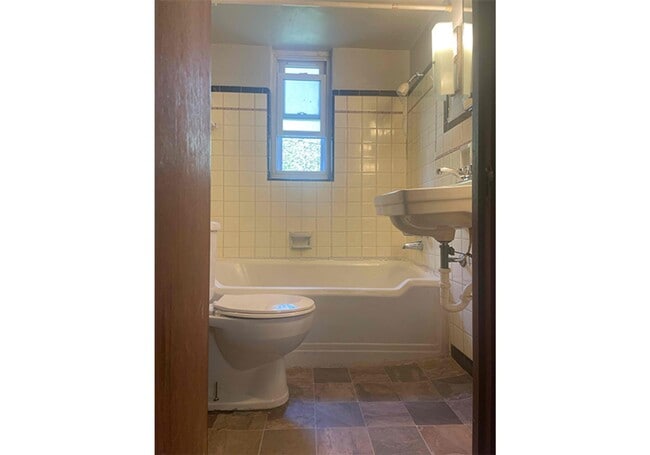 Building Photo - 960 Ludlow Ave