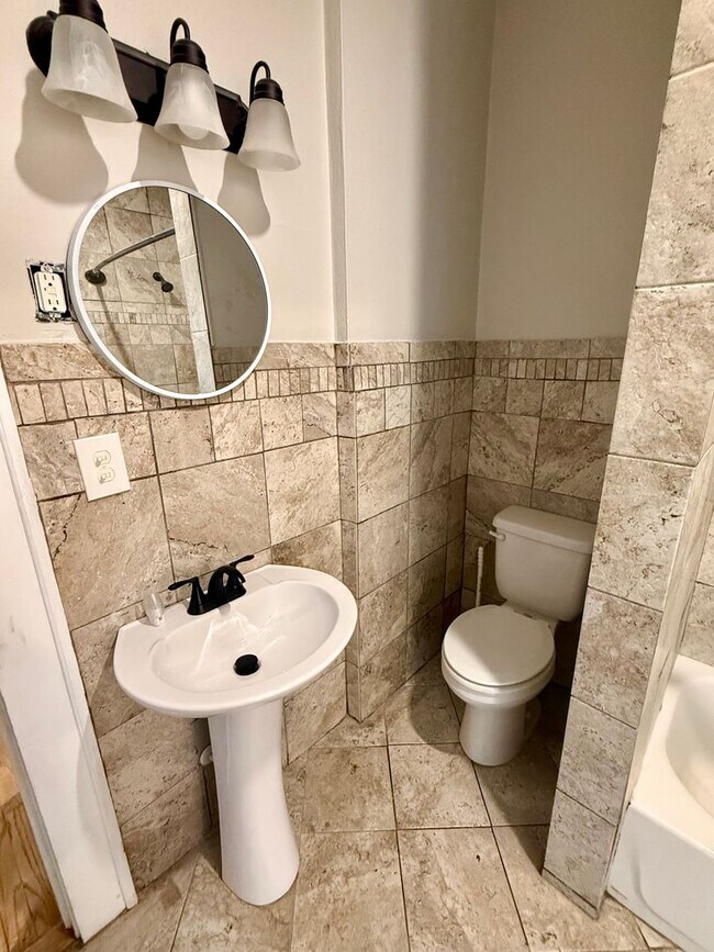 Building Photo - Three bedroom, 1 bath house in Burlington