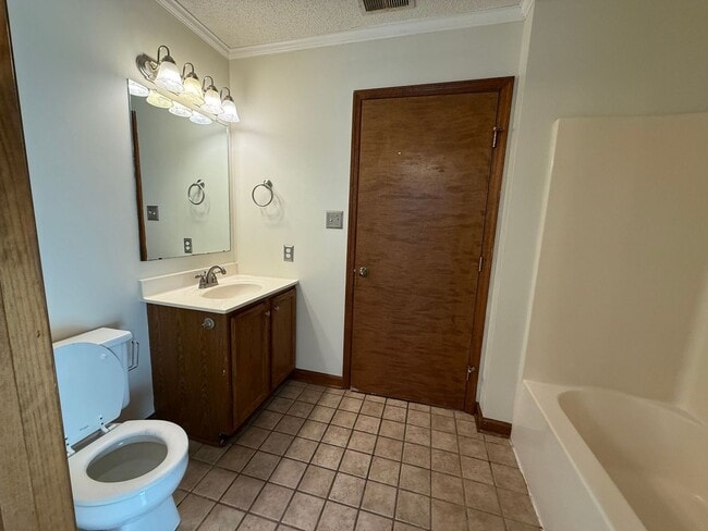 Building Photo - Nice 3 bedroom, 2 bath House