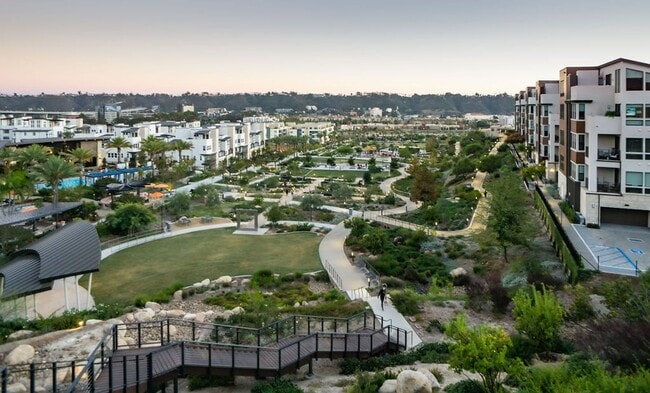 Building Photo - Beautiful Townhome centrally located in Mi...