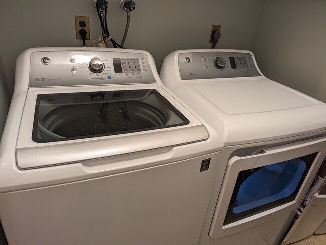 Building Photo - 187 Flax Hill Rd