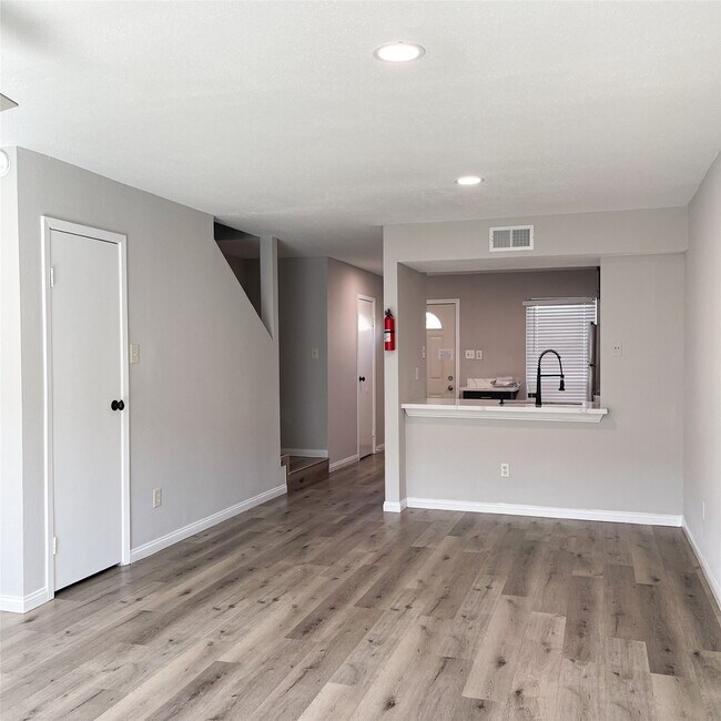 Building Photo - 8718 Victorian Village Dr