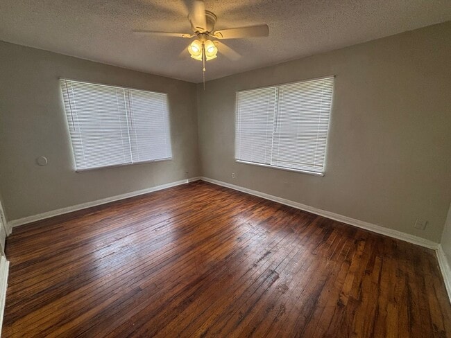 Building Photo - Lovely 4 Bedroom 2 Bath Home with Detached 2 Car Garage and Fully Fenced Huge Yard!!