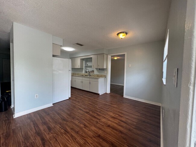Building Photo - Charming Three Bedroom One Bathroom House ...