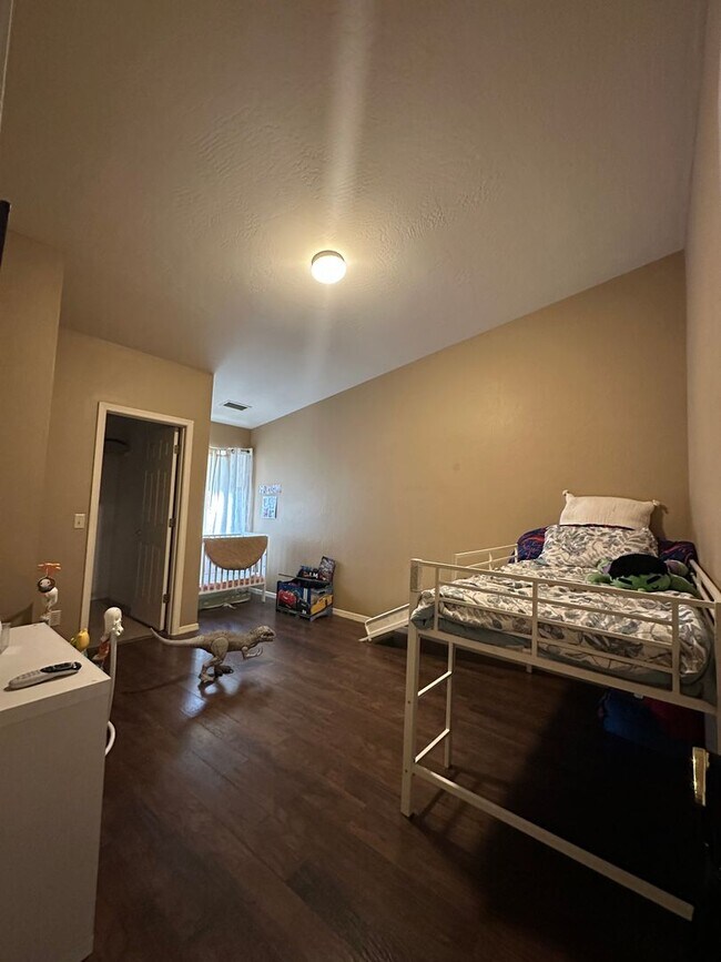 Building Photo - Beautiful two bedroom two bathroom contact...