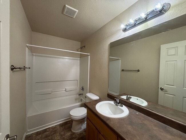 Building Photo - 3 Bed 2.5 Bath w/AC - MileStoneRES