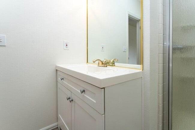 Building Photo - Beautifully Maintained Townhome with Fantastic Amenities