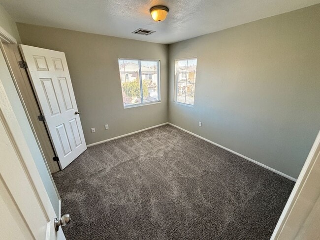 Building Photo - Beautiful 4Bed/2.5 Bath/2Car 2 Story Home nestled in this beautiful Southwest Community near Rhod...