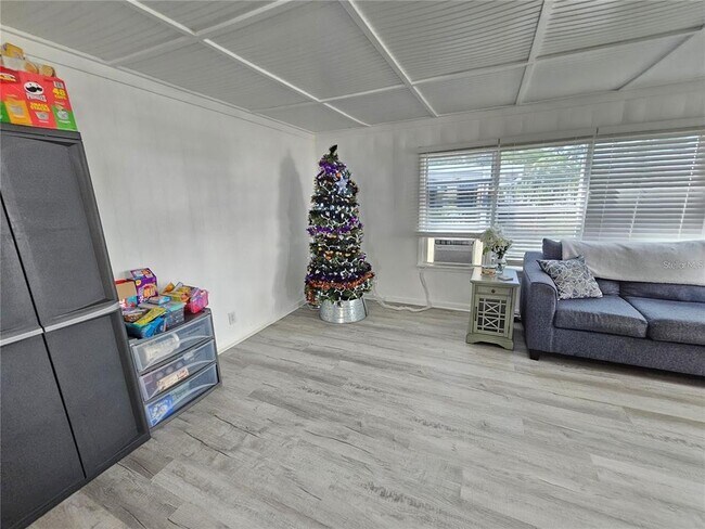 Building Photo - 321 4th St W