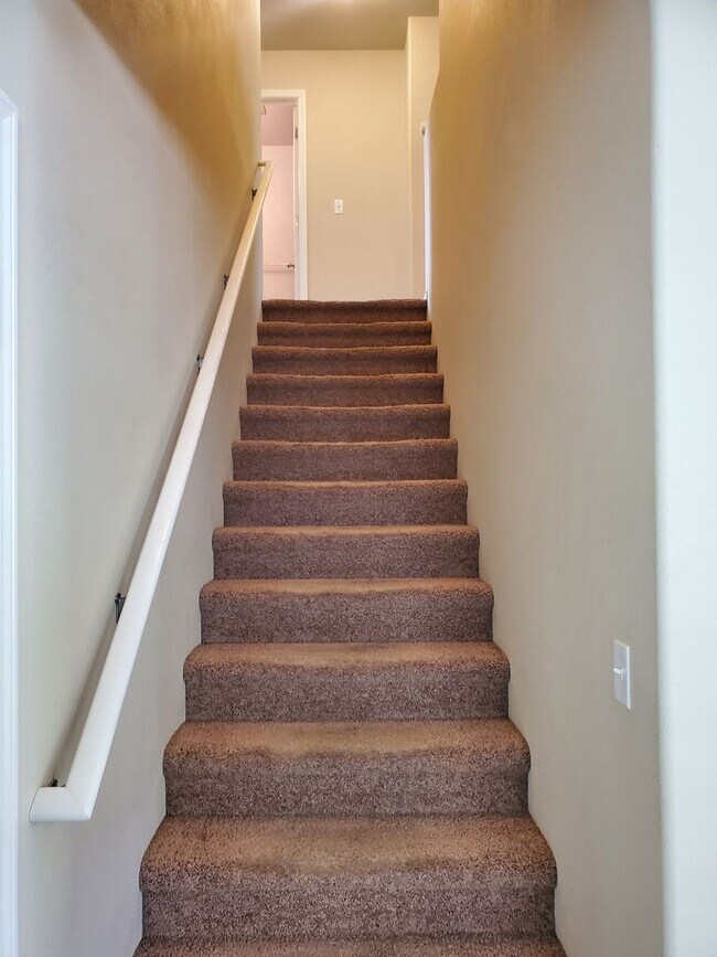 Building Photo - Beautiful 2 Story Home!