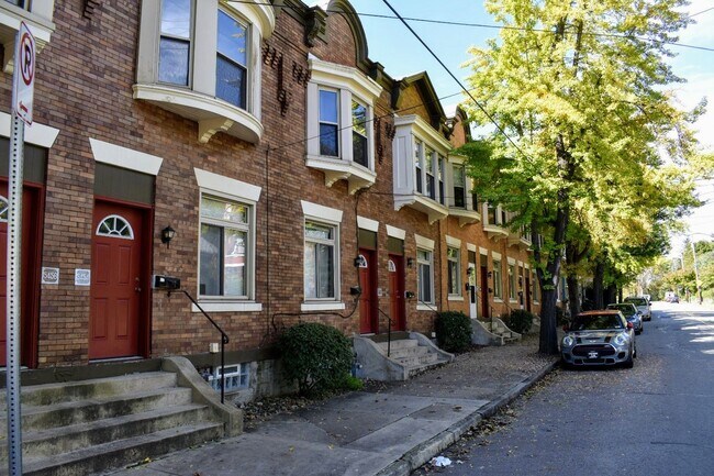 Building Photo - Lovely Two Bedroom Townhome with Hardwood Floors throughout! Washer & Dryer Provided!