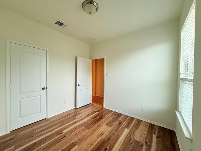 Building Photo - 1140 Yellow Iris Rd