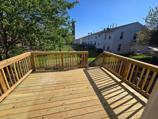 Building Photo - **VOUCHER HOLDERS **NEWLY REMODELED TOWNHOME IN CENTRAL LOCATION! 3 BEDROOM 2 1/2 BATH, FINISHED ...