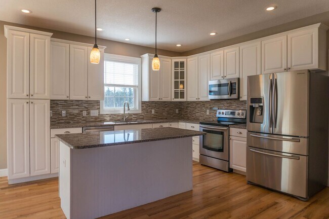 Building Photo - Spacious Home with Stunning Views