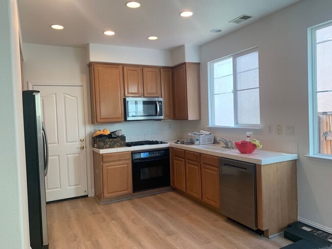 Building Photo - $500 Off The First Month’s Rent!!