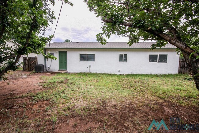 Building Photo - 1704 Laura Ln