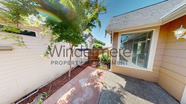 Building Photo - 715 Creekside *Located in the Villages of ...