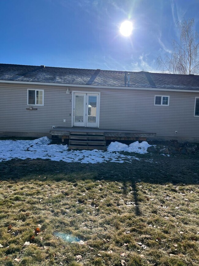 Building Photo - THIS IS A LEASE TAKEOVER - PLEASE CONTACT ...