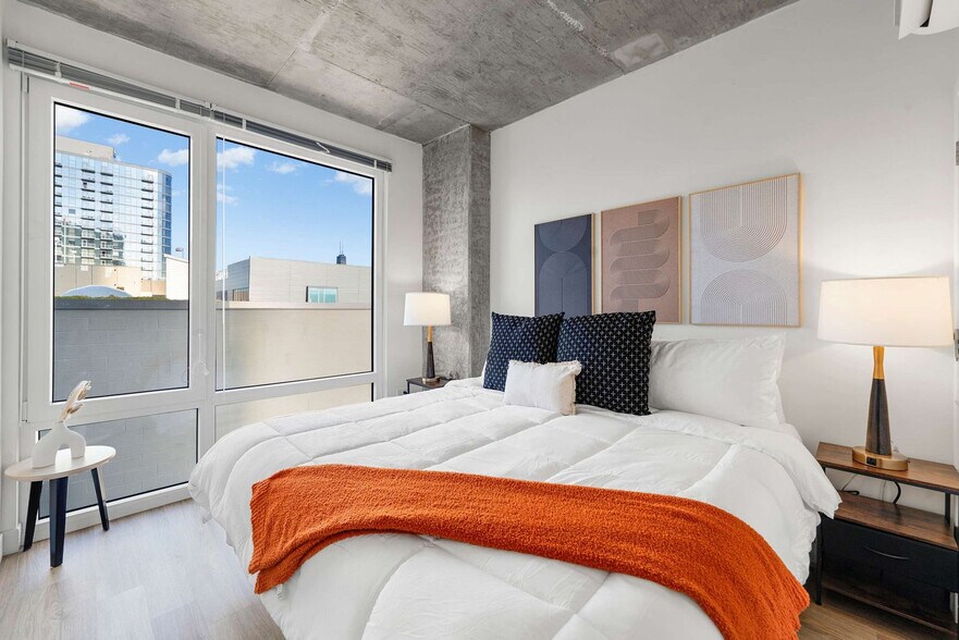 Building Photo - 853 W Blackhawk St