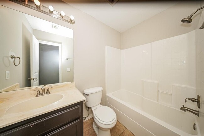 Building Photo - 9423 Peachtree Ln