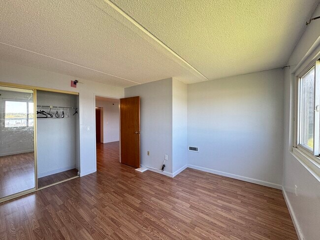Building Photo - 200 Cove Way