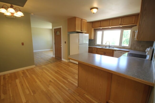 Building Photo - 3 Bedroom One Level with 2 Car Garage