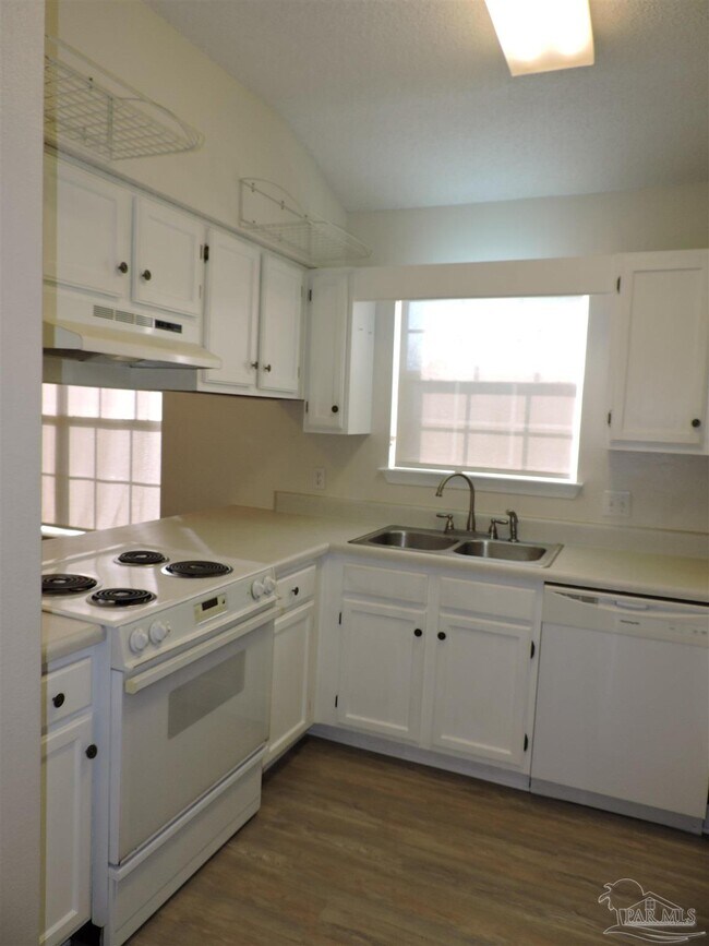 Building Photo - 1160 Sweetbriar St