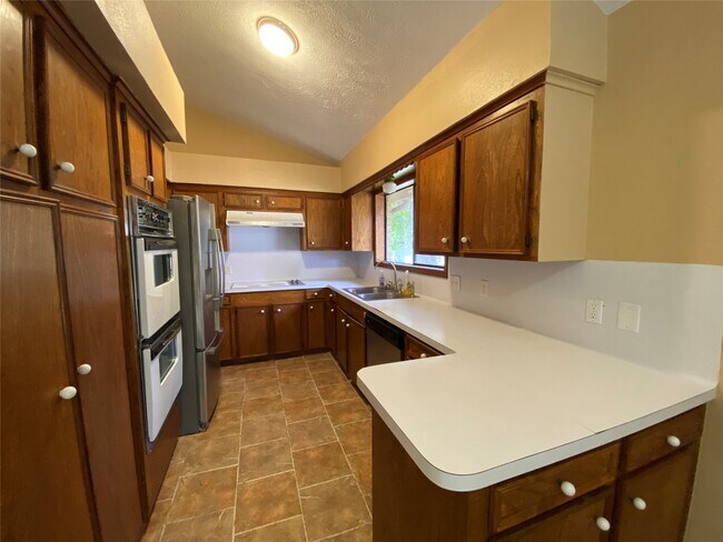 Building Photo - 24600 Darkwood Ct