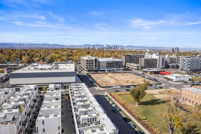 Building Photo - LUX 3BD, 5BA Townhome Near Cherry Creek, C...