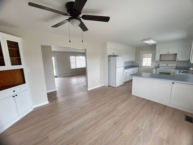 Building Photo - Peaceful Country Living