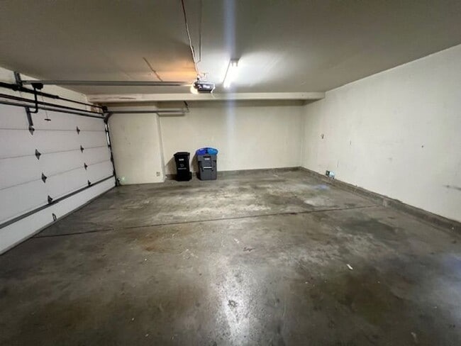 Building Photo - 3 Bed End Unit in Mt. View