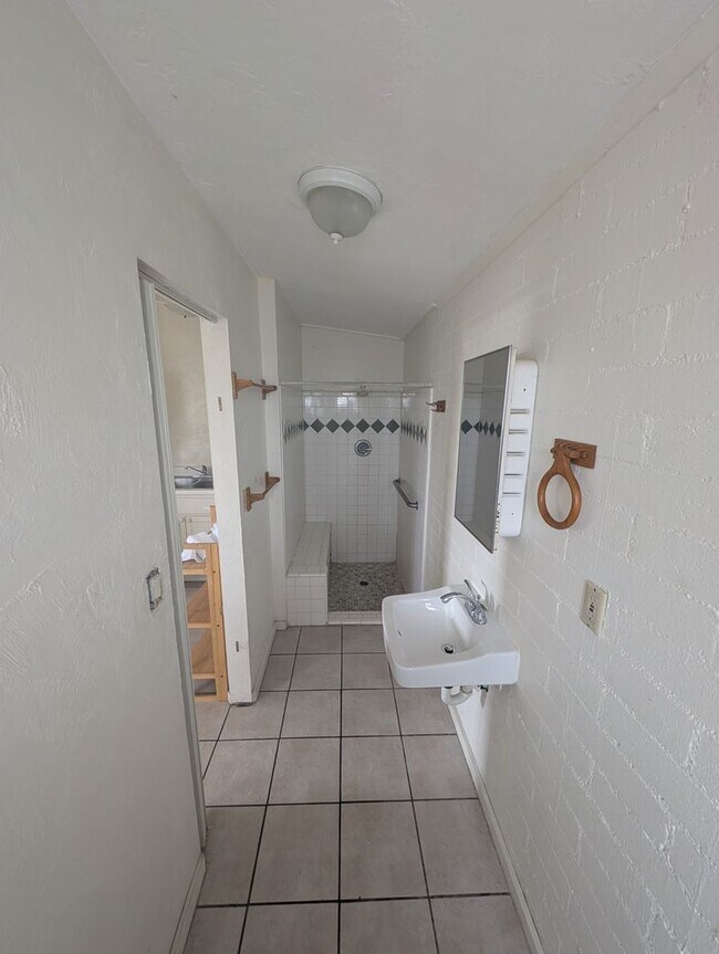 Building Photo - Cute 1 Bedroom 1 Bath Home
