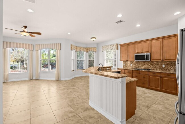 Building Photo - 844 SW Pebble Ln