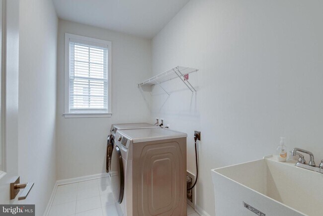 Building Photo - 41256 Lenah Point Dr