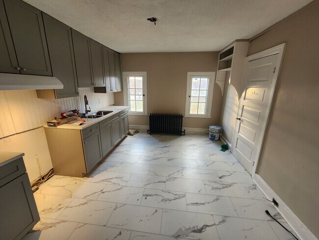 Building Photo - 651 Lincoln Way W