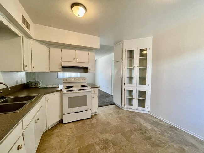 Building Photo - Large yard, 2 bed 1 bath home