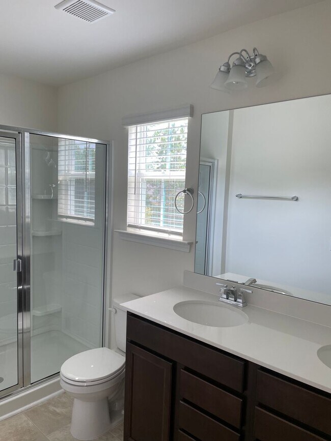 Building Photo - THE COMMONS AT RICHMOND HILL **Rent Specia...