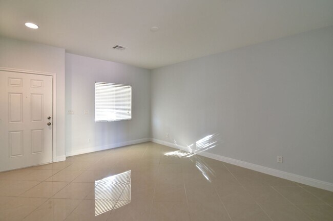 Building Photo - BEAUTIFUL 4BED/3BATH Home w/ 2 Car Garage ...