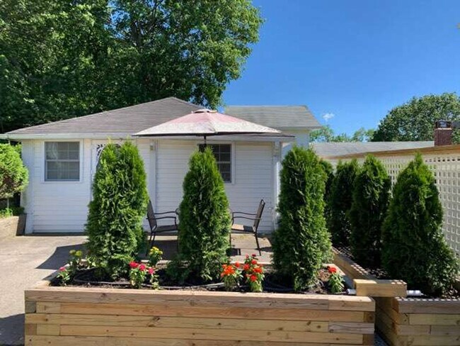 Building Photo - 27 Oak St