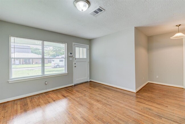 Building Photo - 5907 Nelwyn St