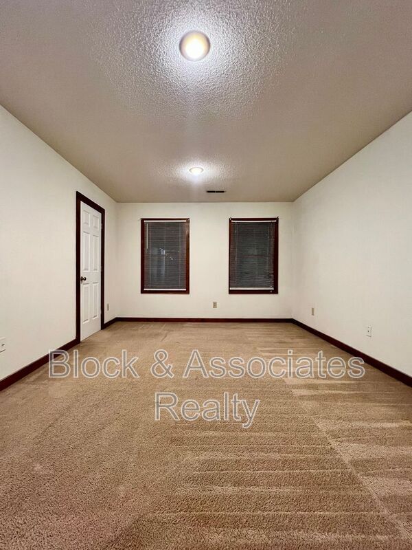 Building Photo - 1419 King Charles Dr