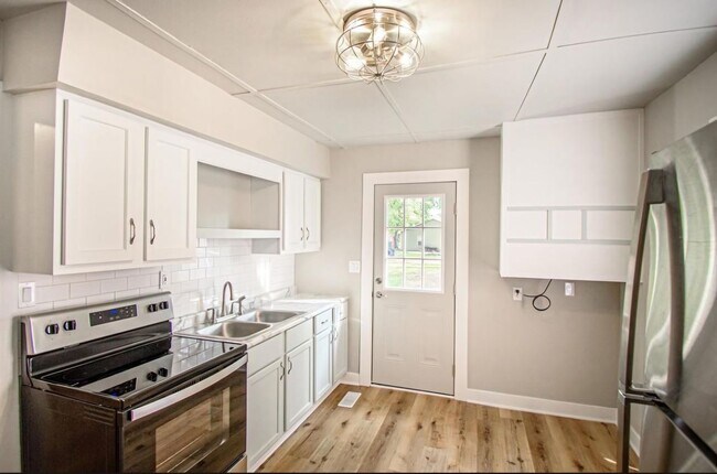 Building Photo - 2 bed 1 bath MOVE-IN READY & SO CUTE