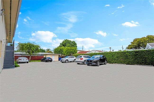Building Photo - 930 SW 24th Ct