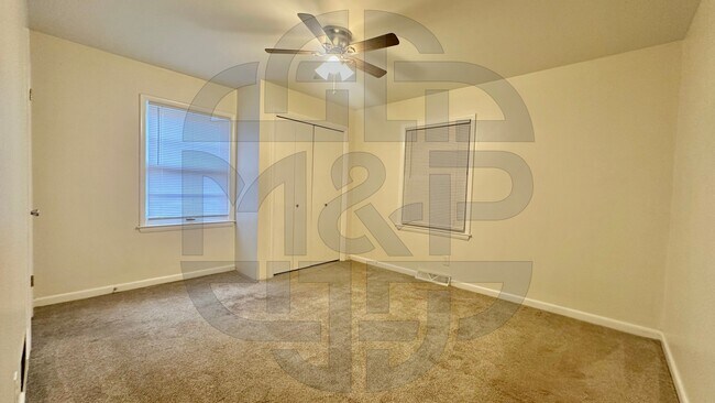 Building Photo - 3039 S Glenn Ave