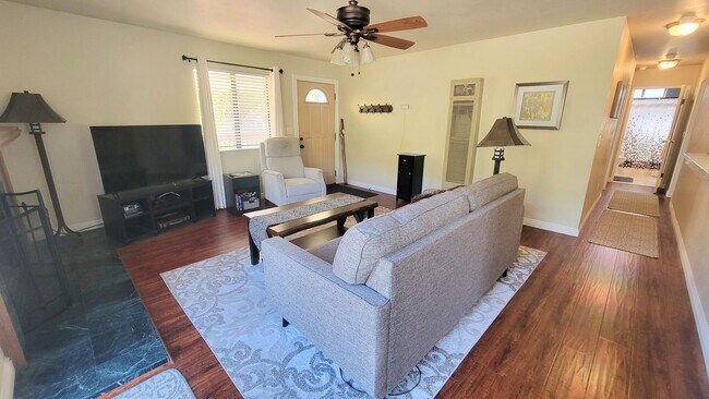 Building Photo - 3 Bedroom Home with Mountain Views Bordering National Forest