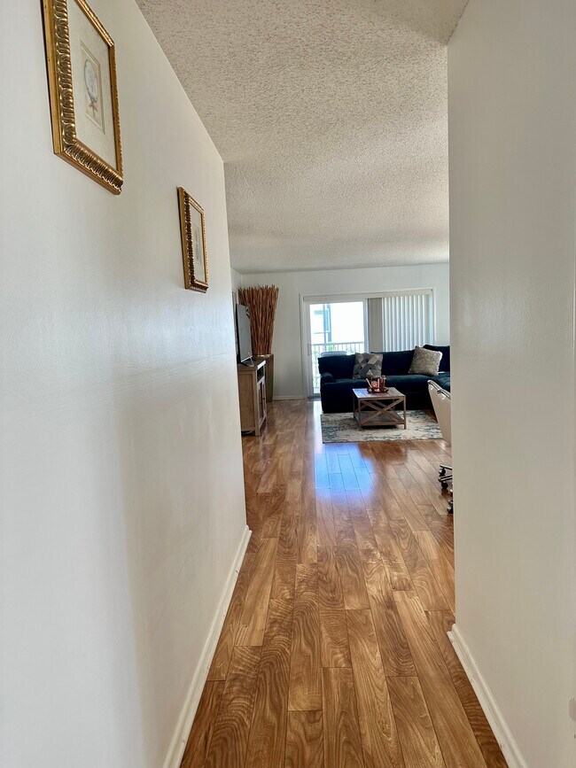 Building Photo - 2936 Lake Shore Dr